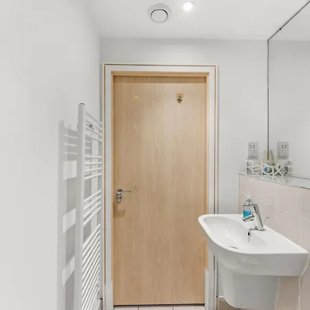 Large Central Manchester Apartment - Sleeps 8 Манчестер Экстерьер фото
