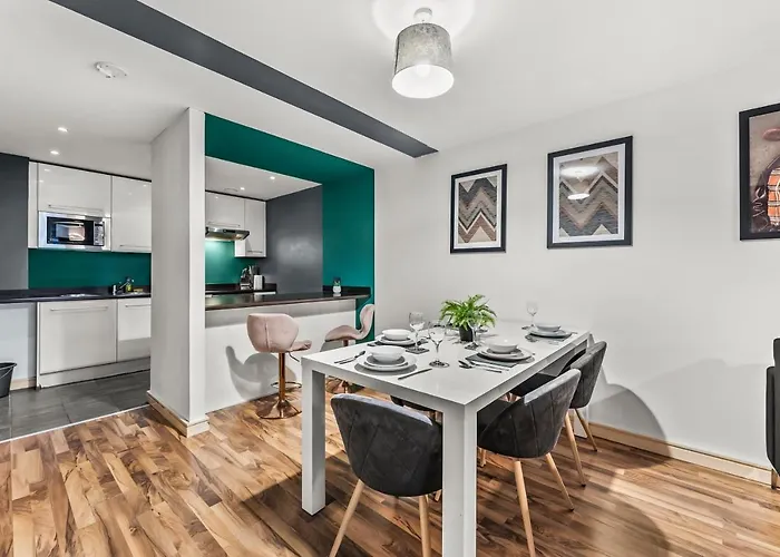 Large Central Manchester Apartment - Sleeps 8