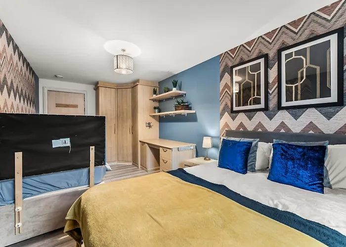Large Central Manchester Apartment - Sleeps 8
