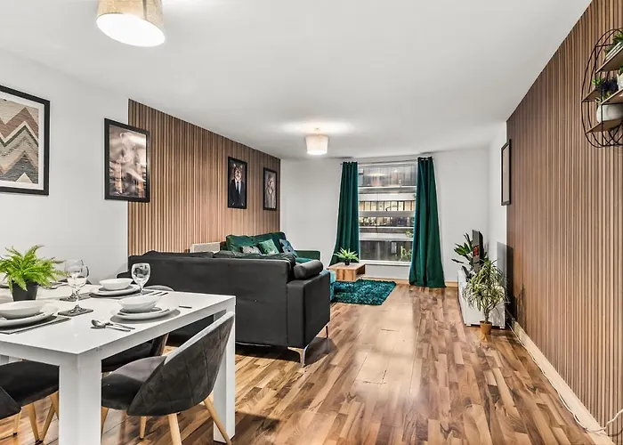 Large Central Manchester Apartment - Sleeps 8