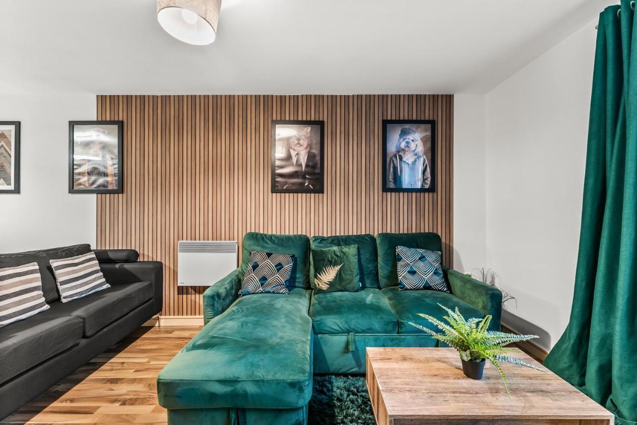 Large Central Manchester Apartment - Sleeps 8 *