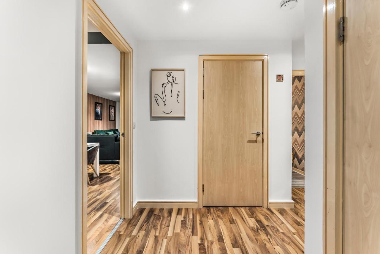 Large Central Manchester Apartment - Sleeps 8 *
